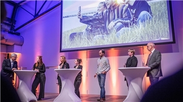 Melf Grantz (von links) mit Pheline Hanke, Moderatorin Dr. Yvette Gerner, Fiona Brinker, Florian Weiß, Swantje Schäfer und Torsten von Haaren.