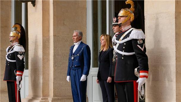 Meloni: Rechts schon als Teenie, „zuallererst Italienerin“ Meloni ist als erste Frau in der Geschichte Italiens im Amt der Regierungschefin vereidigt worden.