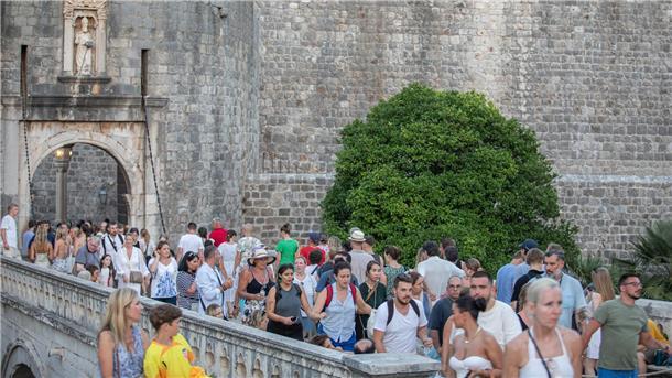 Mengen von Touristen schieben sich in Dubrovnik über die Pedestrian-Brücke.