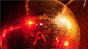 Mensch, damals bei der einen Party! Bei energiegeladenen Songs erinnert man sich eher an aufregende und freudvolle Momente. (Symbolbild)