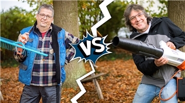 Mensch gegen Maschine: Wer gewinnt das Duell? Jürgen Rabbel (links) mit der Harke oder Andreas Schoener (rechts) mit dem Laubbläser.