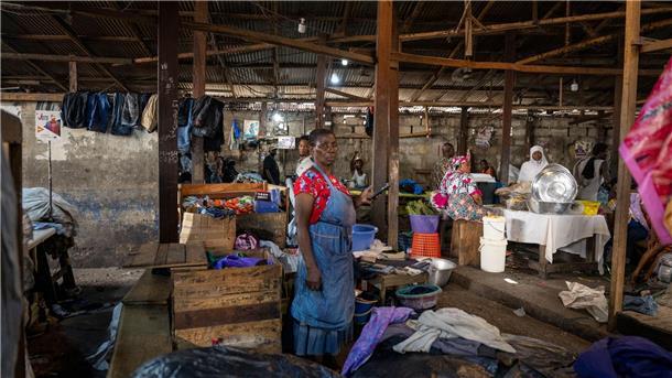 Menschen arbeiten auf dem Kantamanto-Markt in Accra. Für viele ist der Secondhand-Textilmarkt die Lebensgrundlage.