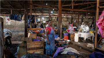 Menschen arbeiten auf dem Kantamanto-Markt in Accra. Für viele ist der Secondhand-Textilmarkt die Lebensgrundlage.