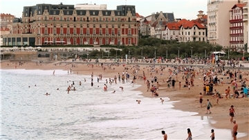 Menschen baden im Meer - Biarritz Ende Oktober.
