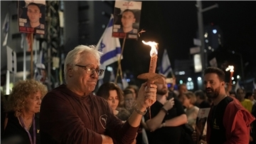 Menschen bei einer Kundgebung in Tel Aviv.