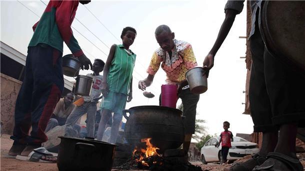 Sudan: RSF verkündet einseitige Waffenruhe Menschen bereiten in einem Viertel von Khartum Essen zu. Im Sudan soll eine Waffenpause gelten.