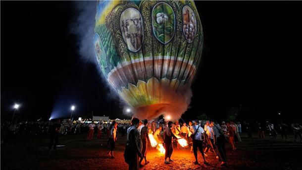 Menschen bereiten sich auf den Start eines Heißluftballons während eines Wettbewerbs anlässlich des Tazaungdaing-Fests in Naypyitaw in Myanmar vor.