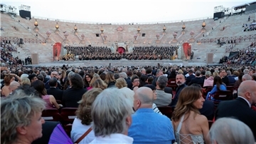 Menschen besuchen ein Galakonzert in der Arena von Verona, um die Anerkennung der italienischen Opernkunst durch die UNESCO zu feiern.
