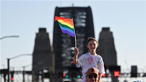 Menschen demonstrieren im Rahmen des WorldPride-Festivals 2023 in Sydney für Gleichberechtigung.