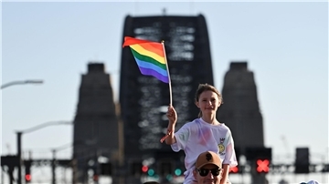 Menschen demonstrieren im Rahmen des WorldPride-Festivals 2023 in Sydney für Gleichberechtigung.