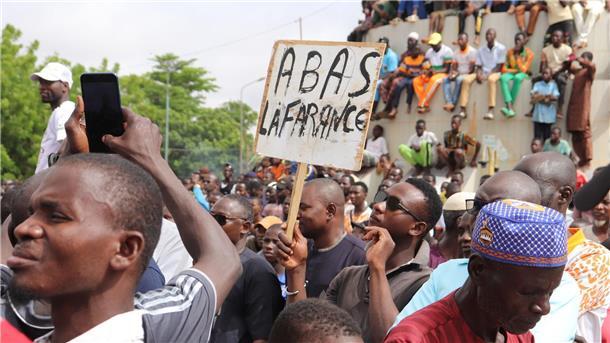 Tausende bei Pro-Putsch-Demos - Bundeswehrflug aus dem Niger Menschen demonstrieren in Nigers Hauptstadt Niamey, um damit ihre Unterstützung für die Putschisten zu zeigen.