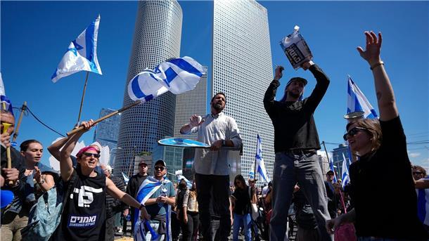 Menschen demonstrieren in Tel Aviv gegen die Pläne der israelischen Regierung.