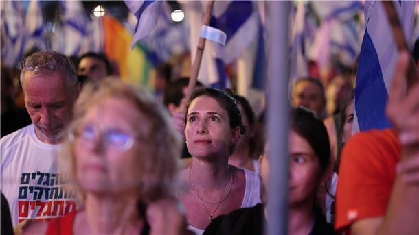 Israel: Knesset berät Justizumbau, Herzog hofft auf Einigung Menschen demonstrieren in Tel Aviv gegen die Pläne der Regierung von Ministerpräsident Netanjahu.