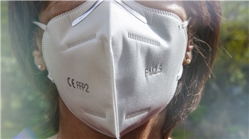 Menschen, die 60 Jahre oder älter sind, bekommen drei Masken unter Vorlage des Personalausweises kostenlos in den Apotheken. Auch Menschen mit chronischen Erkrankungen bekommen die Masken.