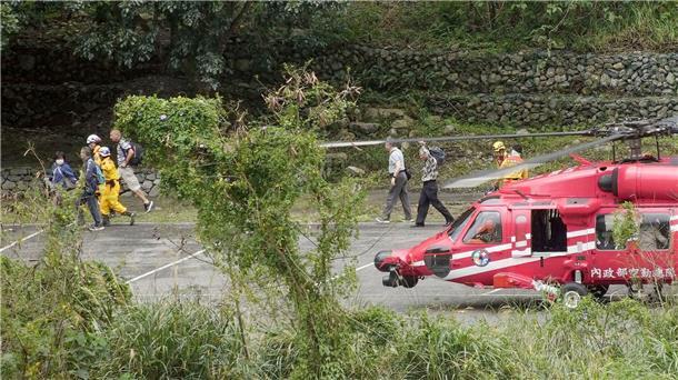 Menschen, die noch nach dem Erdbeben am 3. April im Taroko-Nationalpark festsaßen, konnten gerettet werden und verlassen in Begleitung von Rettungskräften den Hubschrauber.