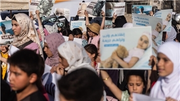 Menschen, die sich mit Krebspatienten solidarisieren, demonstrieren an der syrischen Grenze zur Türkei.