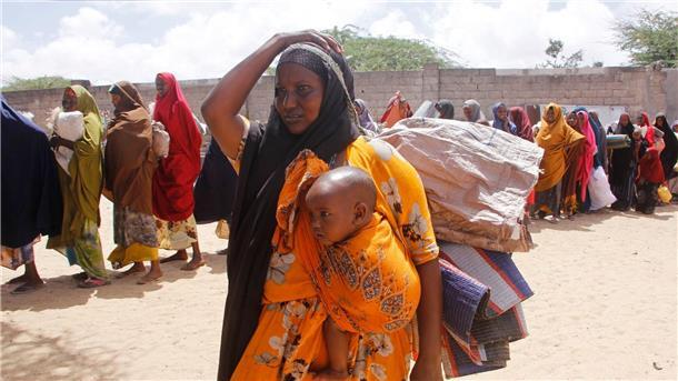 UN-Bericht warnt: Finanzierungslücken bei Klimaanpassung Menschen, die vor einer Dürre geflohen sind, in einer behelfsmäßigen Unterkunft für Vertriebene in Mogadischu (Somalia).