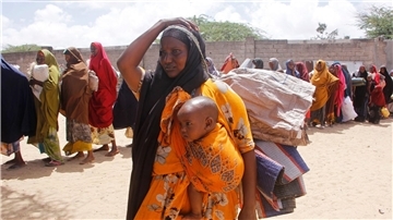 Menschen, die vor einer Dürre geflohen sind, in einer behelfsmäßigen Unterkunft für Vertriebene in Mogadischu (Somalia).