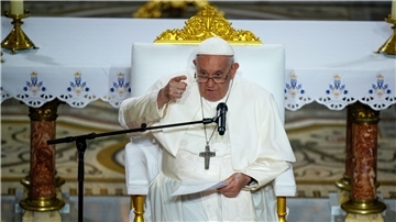 „Menschen, die zu ertrinken drohen, wenn sie auf den Wellen ausgesetzt werden, müssen gerettet werden“, mahnt Papst Franziskus.