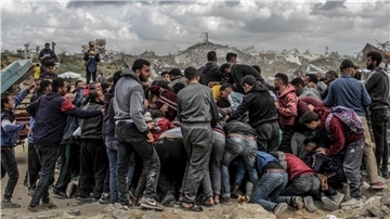 Menschen drängen sich um Pakete mit humanitärer Hilfe, die über dem nördlichen Gazastreifen abgeworfen wurden. Israel hat „sofortige Schritte“ zur Erhöhung humanitärer Hilfe für die Zivilbevölkerung beschlossen.