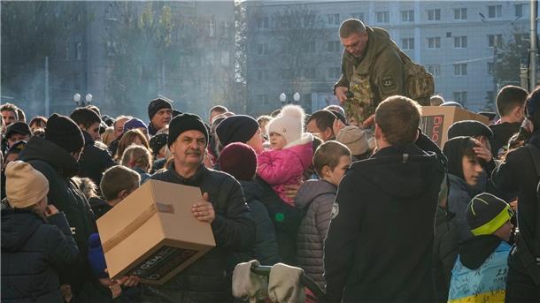 London: Russische Raketenangriffe treffen Ukrainer schwer Menschen erhalten humanitäre Hilfe auf einem zentralen Platz in Cherson. Nach den wohl massivsten russischen Raketenangriffen auf die ukrainische Energieinfrastruktur seit Kriegsbeginn hat Kiew die Situation als „kritisch“ bezeichnet.