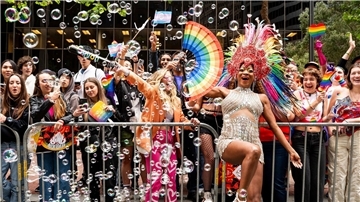 Menschen feiern bei der jährlichen San Francisco Pride Parade.