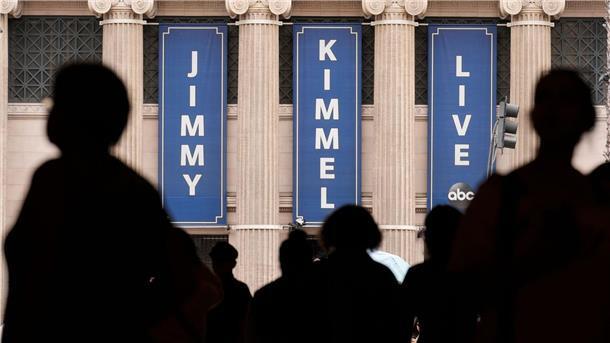 Bilder des Tages Menschen gehen am Studio der Talkshow „Jimmy Kimmel Live!“ auf dem Hollywood Boulevard in Los Angeles vorbei.
