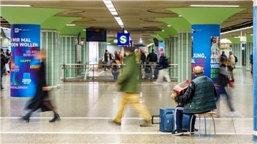 Menschen gehen durch die B-Ebene des ÖPNV-Bahnhofs Hauptwache in Frankfurt.