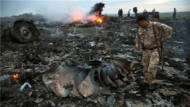 Ermittler: Putin hatte aktive Rolle bei MH17-Abschuss Menschen gehen im Juli 2014 durch die Trümmer an der Absturzstelle des Passagierflugzeugs MH17 in der Nähe des Dorfes Grabovo in der Ostukraine.