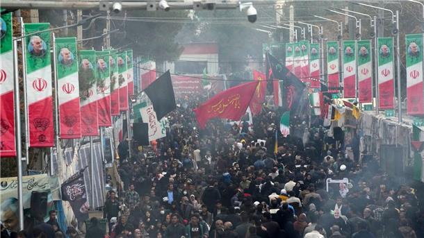 Terrormiliz IS reklamiert Anschlag im Iran für sich Menschen gehen in Richtung des Grabes des verstorbenen iranischen Revolutionsgardengenerals Soleimani in der Stadt Kerman.