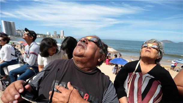 Menschen haben sich im Hafen von Mazatlán in Mexiko versammelt, um die totale Sonnenfinsternis beobachten.