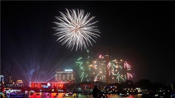 Menschen in aller Welt begrüßen das neue Jahr, wie hier mit einem Feuerwerk über dem Kairo Tower.