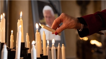 Menschen in aller Welt trauern um den verstorbenen Papst Benedikt XVI.