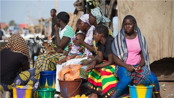 Militärjunta in Mali plant Verfassungsreferendum Menschen in Bamako, der Hauptstadt von Mali, auf einem Markt.