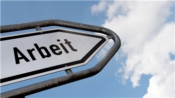 Menschen in Deutschland machen weniger Überstunden und arbeiten häufiger in Teilzeit.