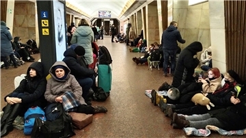 Menschen in Kiew sitzen in einer U-Bahn-Station und nutzen diese als Bombenschutzraum. 