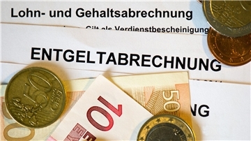 Menschen in Ostdeutschland verdienen im Jahr rund 13.000 Euro weniger als Westdeutsche.