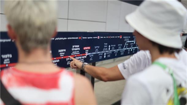 Menschen informieren sich über die Haltestationen der neuen Stadtbahn am Tag ihrer inbetriebnahme.