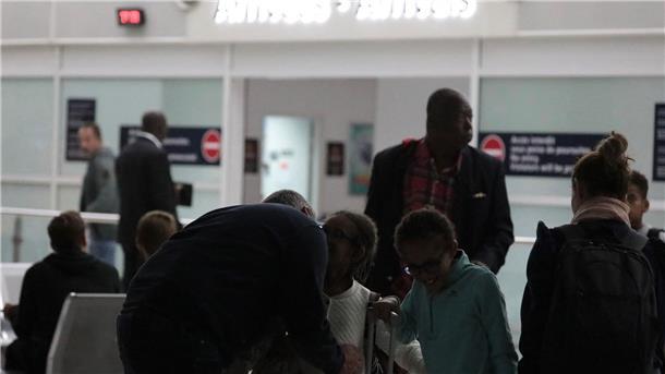 Menschen kommen auf dem Flughafen Paris Roissy Charles de Gaulle in Roissy-en-France an, nachdem sie aus dem Niger evakuiert wurden.