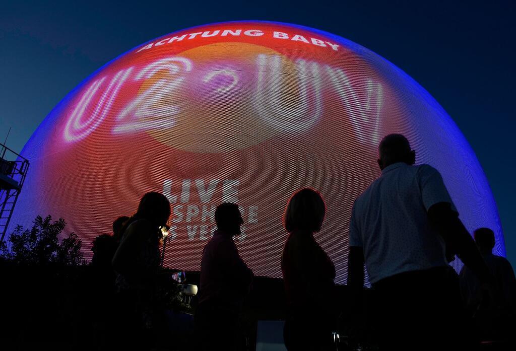 Menschen kommen zur Eröffnungsnacht der neuen, kugelförmige Eventhalle in Las Vegas. U2 wird bis Dezember an 25 Abenden dort auftreten.