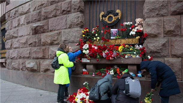 Spekulationen und Trauer nach Terroranschlag in Russland Menschen legen Blumen zum Gedenken an die Opfer des Moskauer Terroranschlags nieder. Heute gedenkt Russland der mehr als 130 Opfer des Terroranschlags auf eine Konzerthalle bei Moskau.