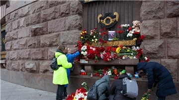 Menschen legen in St. Petersburg Blumen zum Gedenken an die Opfer des Moskauer Terroranschlags nieder.