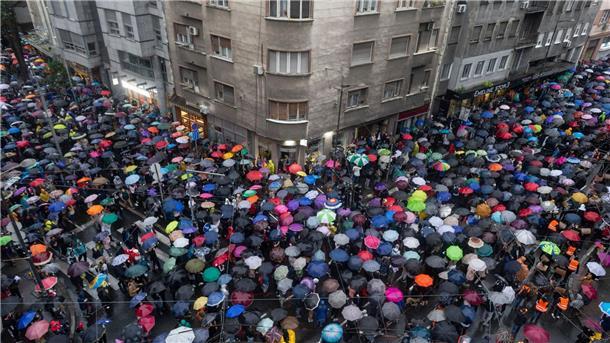 Erneut Zehntausende bei Protest gegen Gewalt in Serbien Menschen nehmen an einem von der Opposition angeführten Protest in Belgrad teil.