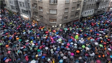 Menschen nehmen an einem von der Opposition angeführten Protest in Belgrad teil.