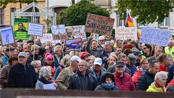 Mehr als 100.000 bei Protesten im Osten auf der Straße Menschen nehmen an einer Demonstration im Stadtzentrum von Frankfurt (Oder) teil - die Parolen auf den Schildern sind vielfältig.