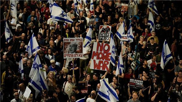 Menschen protestieren gegen die Regierung des israelischen Premierministers Netanjahu und fordern die Freilassung der Geiseln.