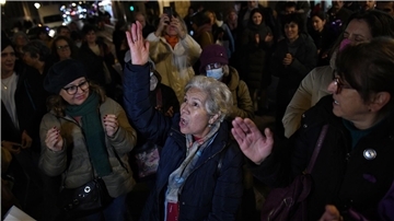 Menschen protestieren in Madrid gegen häusliche Gewalt und die erneute Ermordung von Frauen.