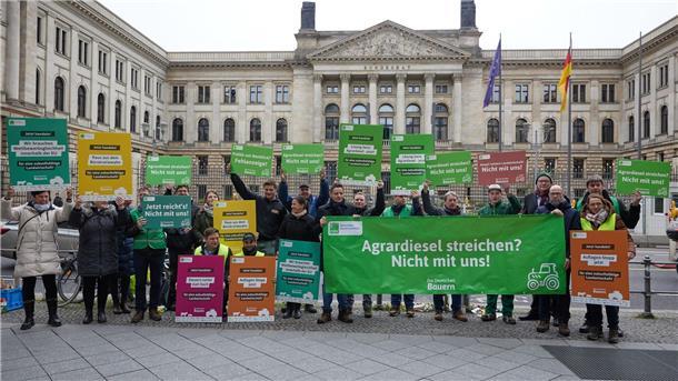 Bundesrat lässt Abbau von Agrardiesel-Subventionen durch Menschen protestieren vor dem Bundesrat unter anderem gegen die Abschaffung der Agrardiesel-Subventionen.