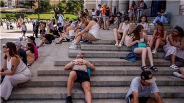 Menschen ruhen sich an einem heißen und sonnigen Sommertag in Madrid aus.