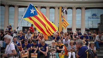 Menschen schwenken Estelada-Fahnen während einer Kundgebung in Barcelona.